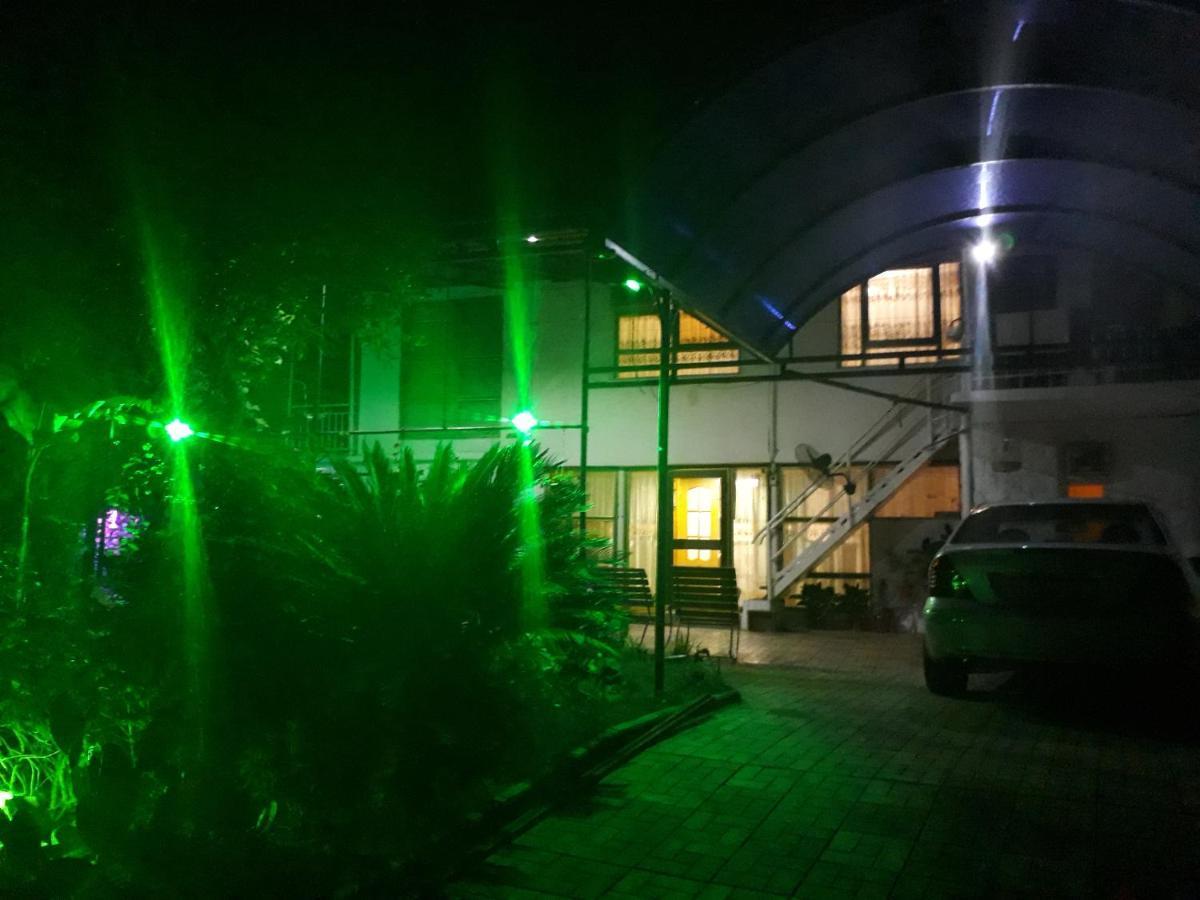 Hotel Гостевой Дом У Левы Gagra Exterior foto