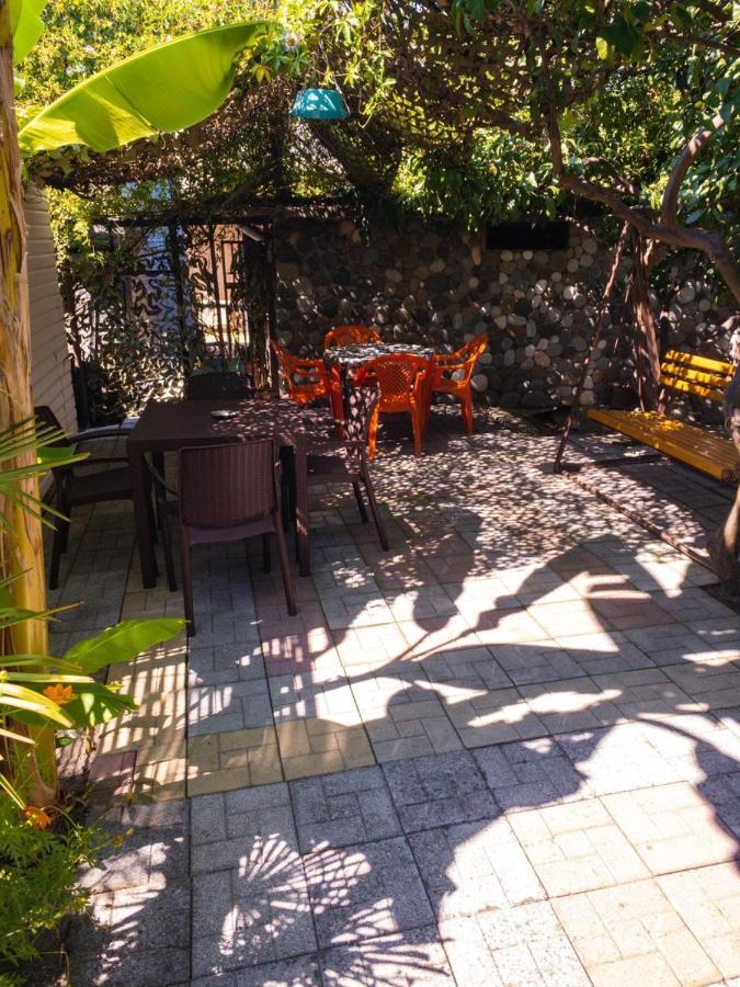Hotel Гостевой Дом У Левы Gagra Exterior foto