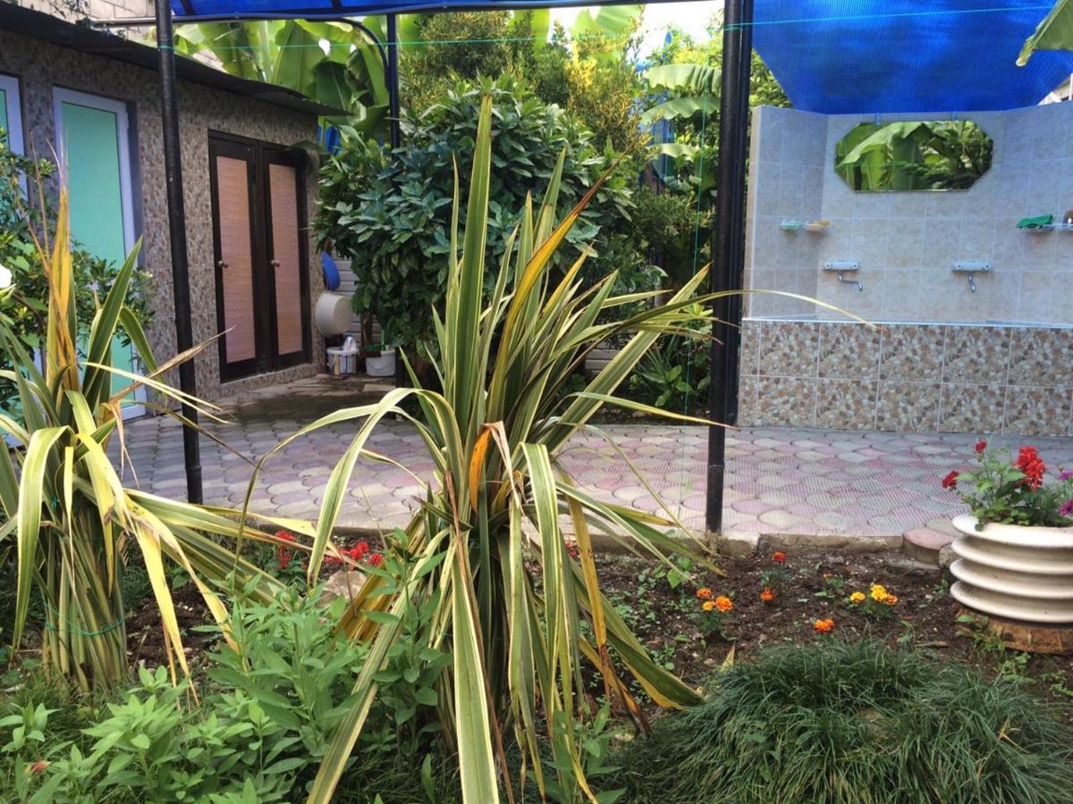 Hotel Гостевой Дом У Левы Gagra Exterior foto